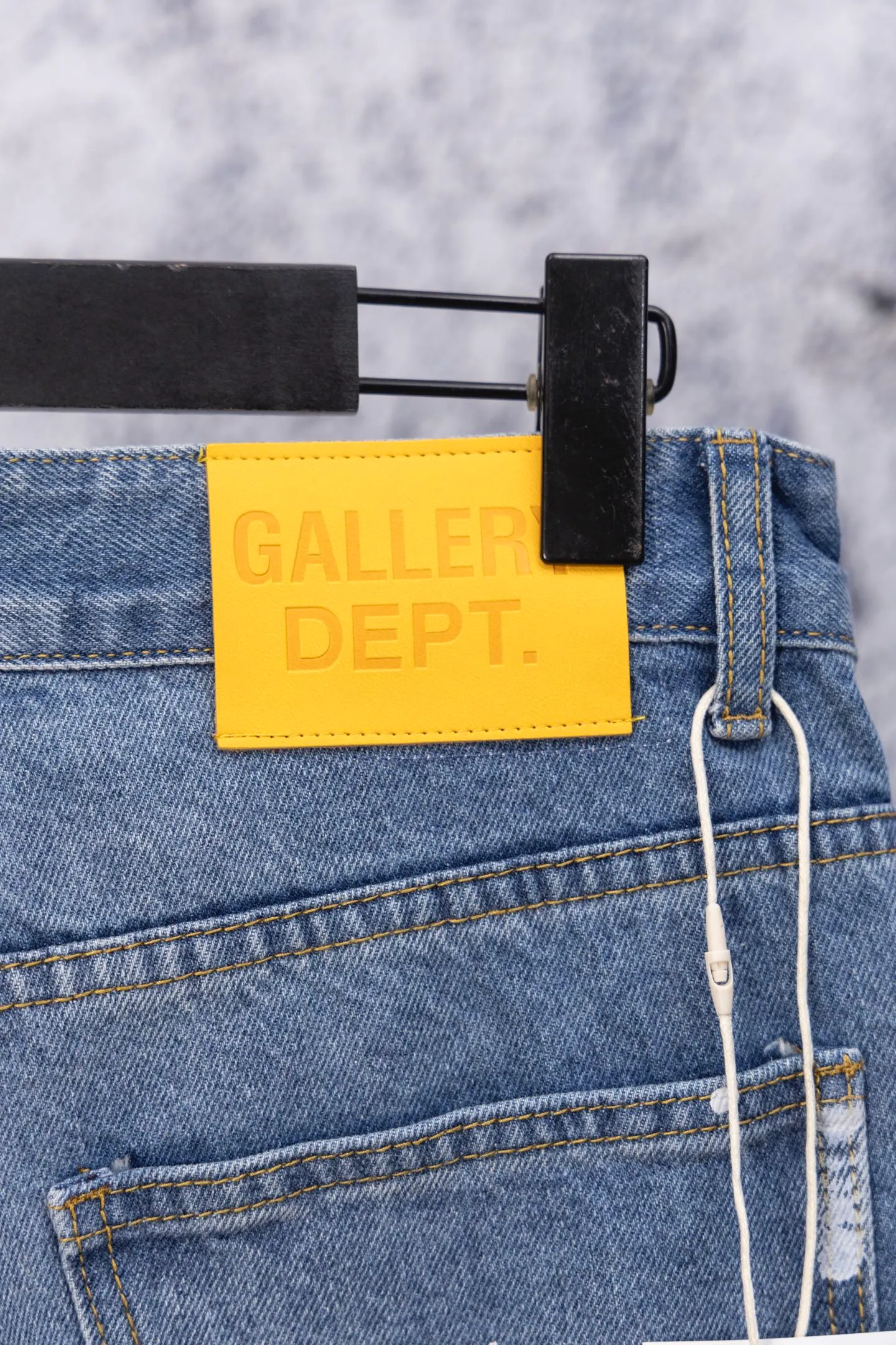 💰270 GALLERY DEPT.25ss new style splash-ink jeans, boot-cut trousers, denim + splash-ink, full of artistic sense! The trouser legs are spliced ​​with denim, creating a layered look, and the words "GALLERY DEPT." are super recognizable✨. High-density denim, wear-resistant and comfortable, perfect for daily wear or street style. Inspired by the classic elements of Helmut Lang, splashing ink is full of three-dimensionality. Pair it with simple tops or HL items to easily get a sense of avant-garde fashion! Gallery Dept. targets the global fashion pioneer group aged 18-35 and positions itself as a "high street art trendy brand". Cultural symbol output: Through endorsements from stars such as Virgil Abloh, Jennie, and Justin Bieber, the brand’s benchmark status in the hip-hop and fashion circles is strengthened. Size: 28-34 Color: Gray Blue